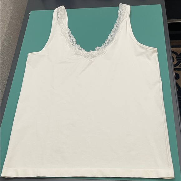 Ambrielle NWOT White V-Neck Lace Tank - Picture 1 of 3